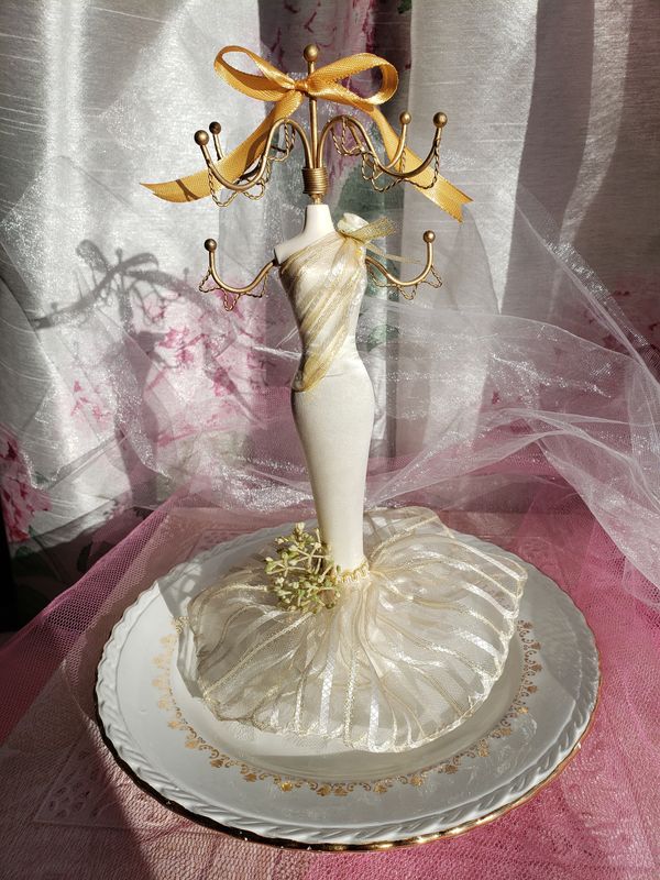 Buste soirée doré – création faite main, Fleur et Chuchotement