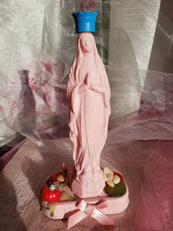 Statue Vierge rose – création faite main, Fleur et Chuchotement