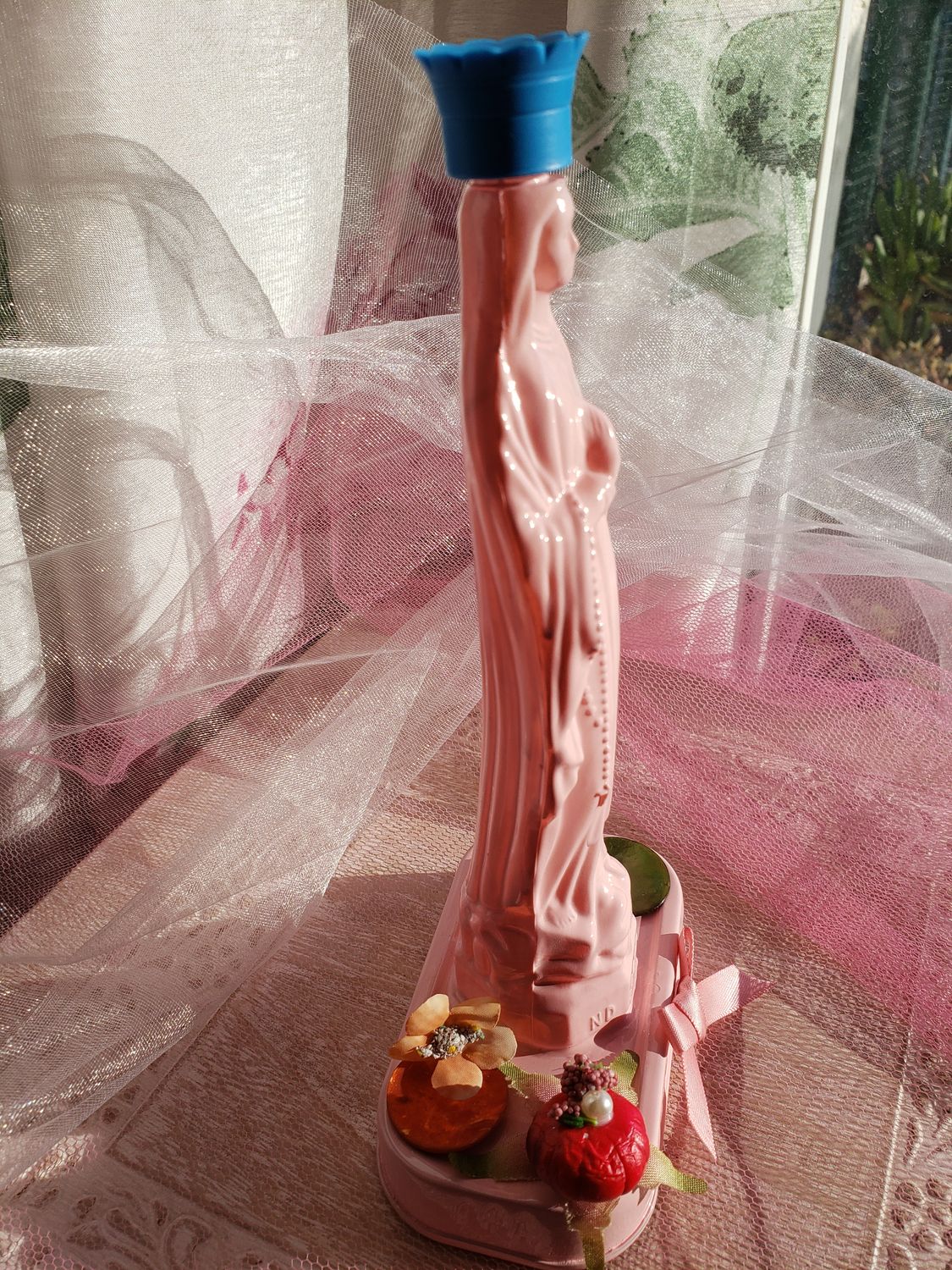 Statue Vierge rose – vue 2 – création faite main, Fleur et Chuchotement