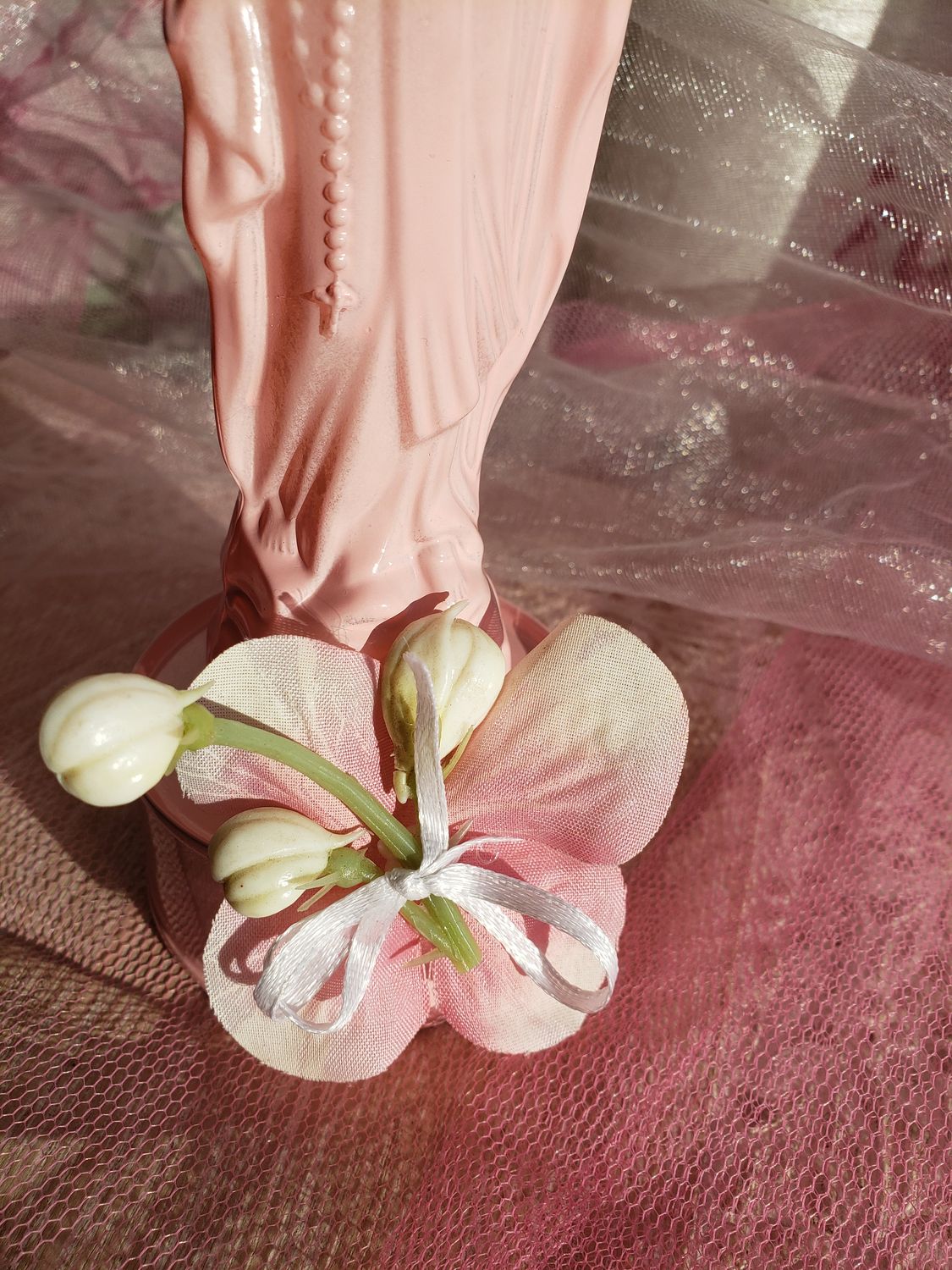 Statue Vierge rose – vue 3 – création faite main, Fleur et Chuchotement