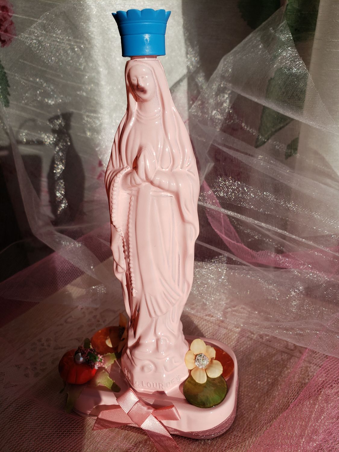 Statue Vierge rose – vue 3 – création faite main, Fleur et Chuchotement