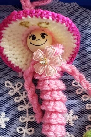 Fraisia, mascotte chenille au crochet fait main, vue complete de la tete aux jambes - Association Fleur et Chuchotement
