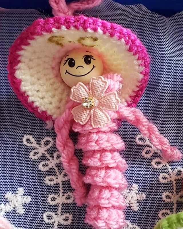 Fraisia, mascotte chenille au crochet fait main, vue complete de la tete aux jambes - Association Fleur et Chuchotement