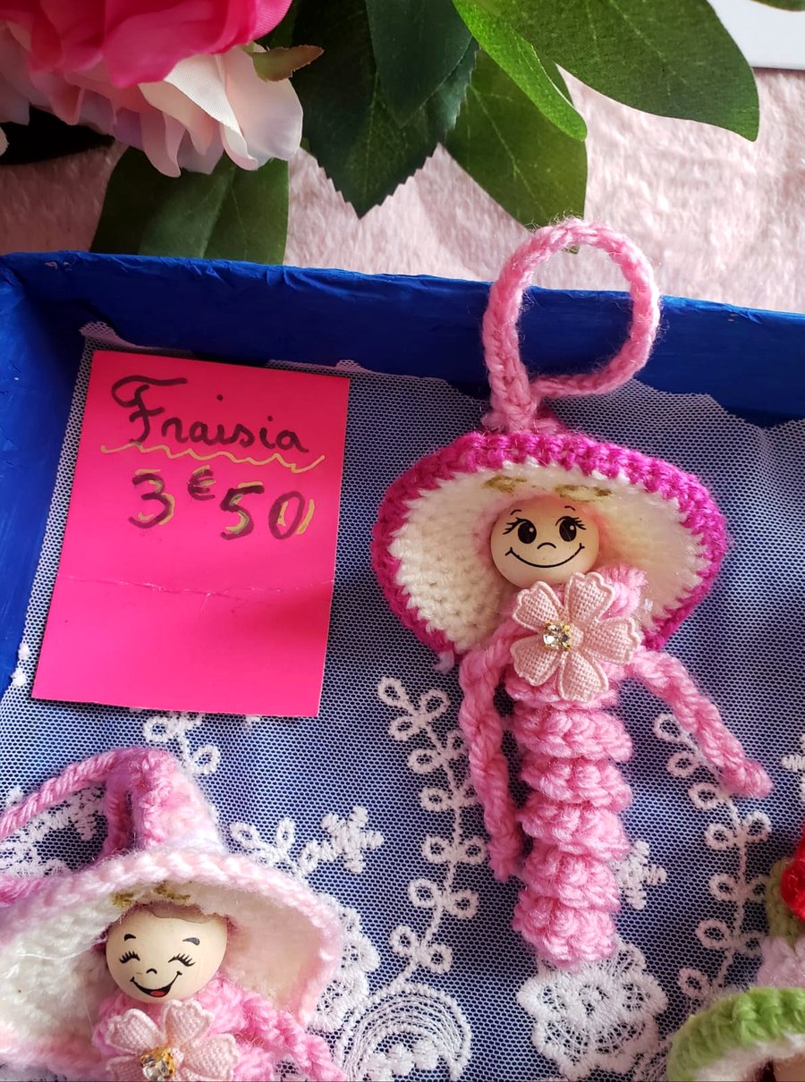 Fraisia, mascotte chenille au crochet, portrait rapproche du visage et du sombrero