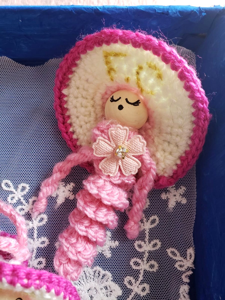 Fraisia, detail du sombrero brode et du visage endormi, creation artisanale au crochet