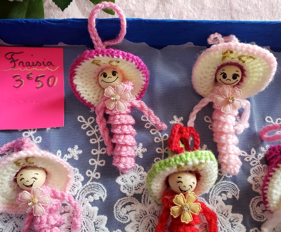 Deux mascottes Fraisia cote a cote, chenilles au crochet fait main en rose