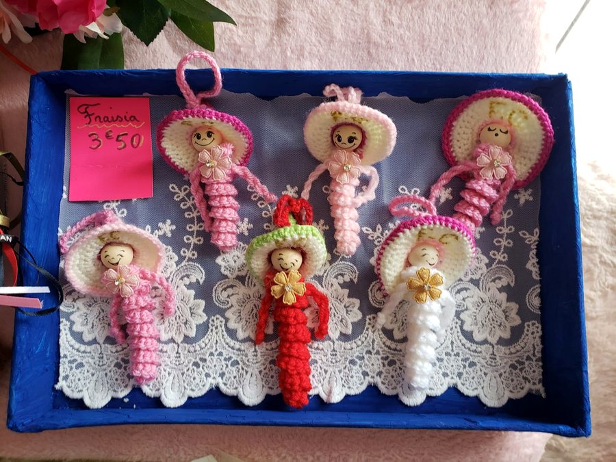 Plateau de mascottes Fraisia, chenilles au crochet faites main en plusieurs coloris - Association Fleur et Chuchotement