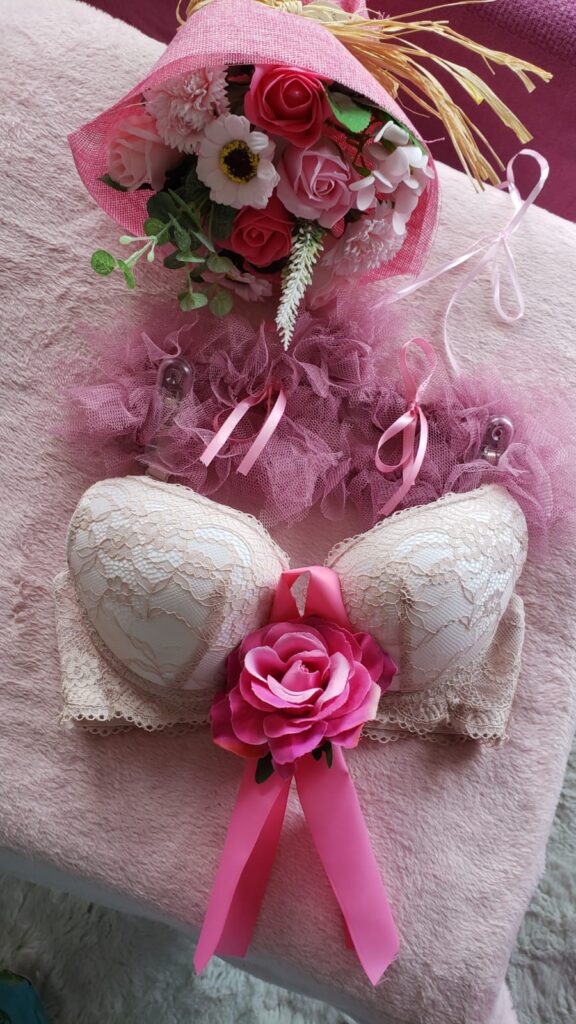 Soutien-gorge rose orné d’une rose et d’un ruban, symbole de la lutte contre le cancer du sein