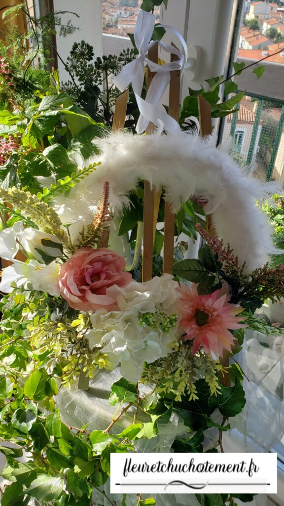 Couronne de fleurs roses et blanches avec plumes, création faite main de Fleur et Chuchotement