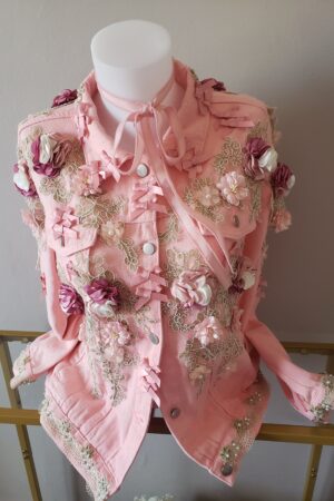 Blouson femme customisé vintage jeans rose – création faite main, Fleur et Chuchotement