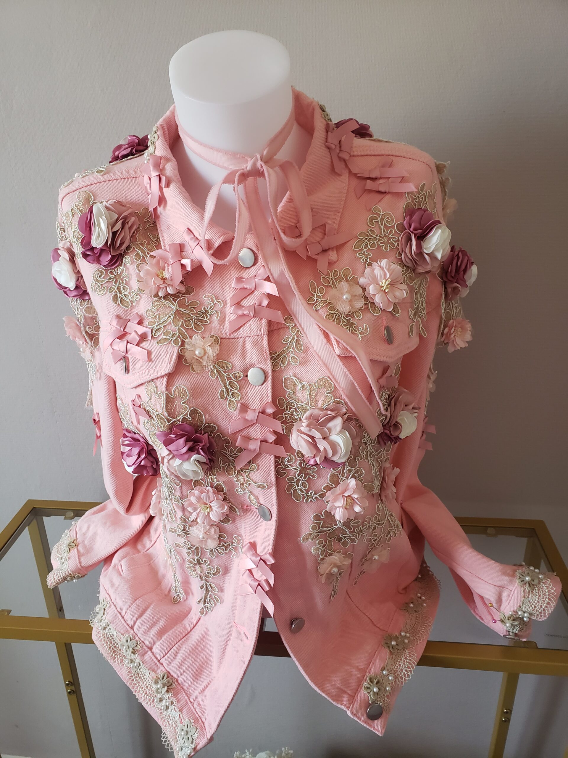 Blouson femme customisé vintage jeans rose – création faite main, Fleur et Chuchotement
