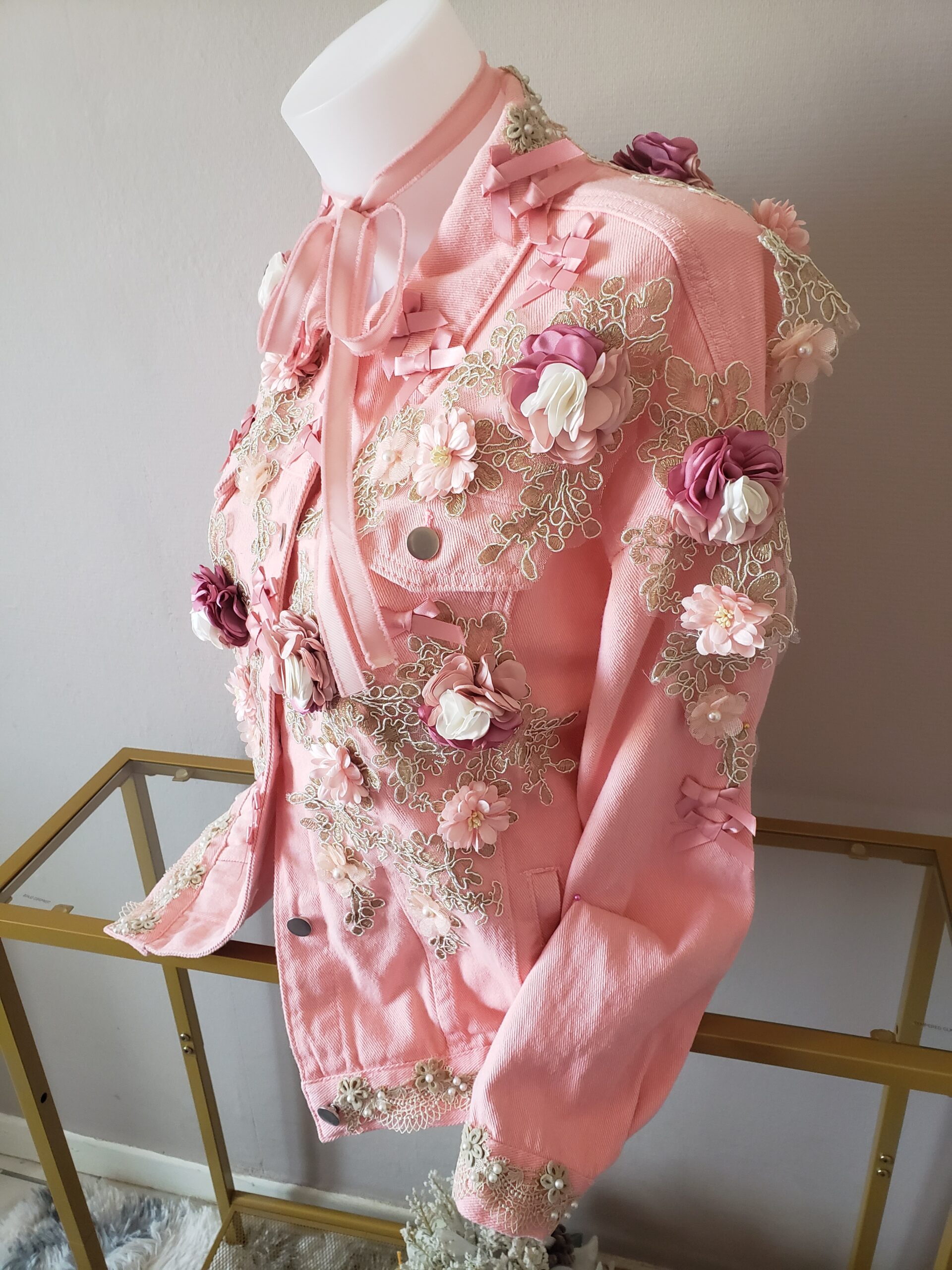 Blouson femme customisé vintage jeans rose – vue 4 – création faite main, Fleur et Chuchotement