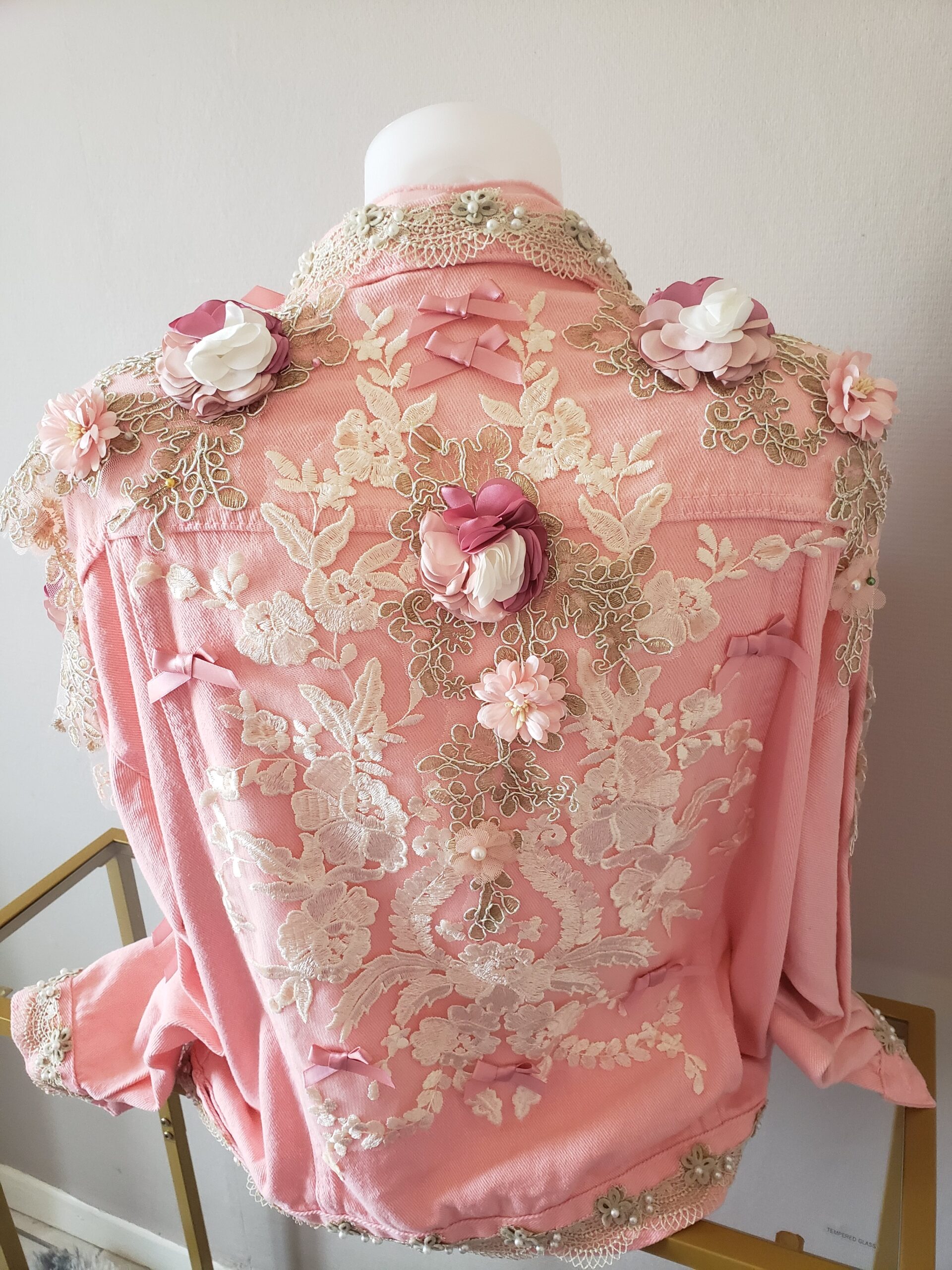 Blouson femme customisé vintage jeans rose – vue 3 – création faite main, Fleur et Chuchotement