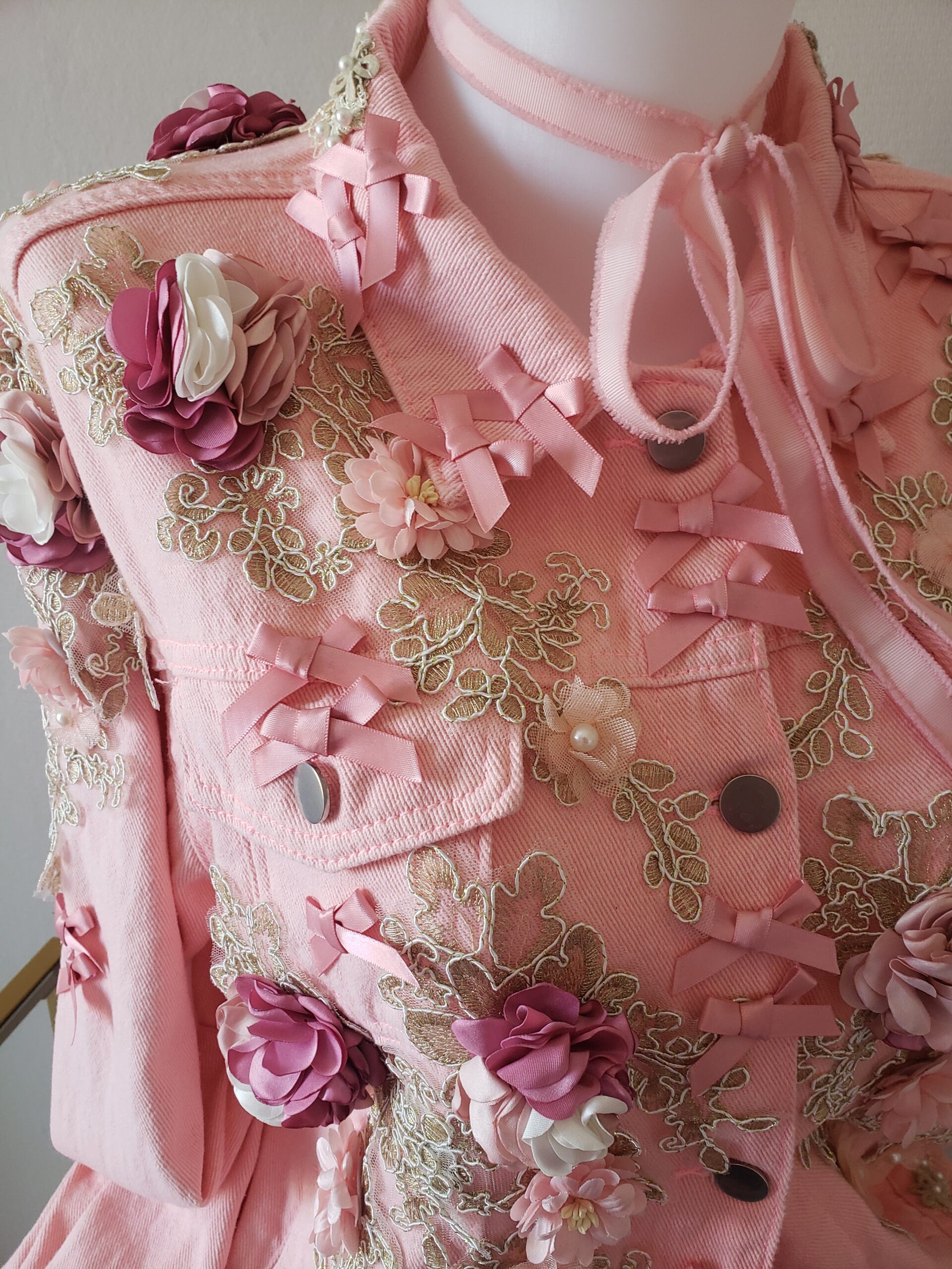 Blouson femme customisé vintage jeans rose – vue 2 – création faite main, Fleur et Chuchotement