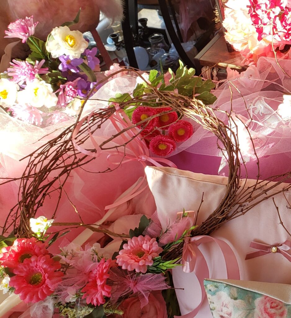 Couronne de lianes fleurie de roses et de gerberas, création faite main de Fleur et Chuchotement