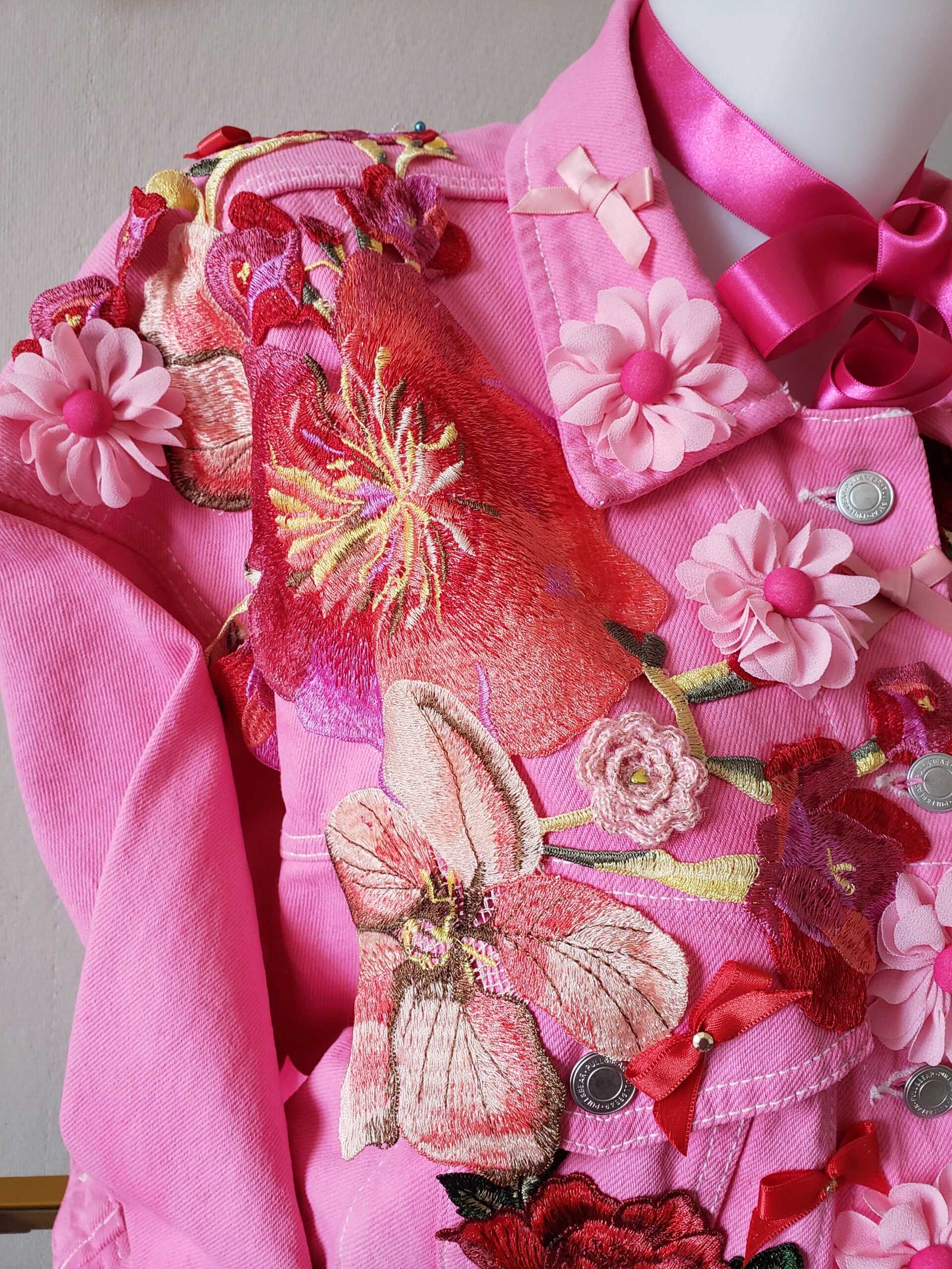 Blouson femme teinté et customisé élégant bonbon fuchsia – vue 3 – création faite main, Fleur et Chuchotement