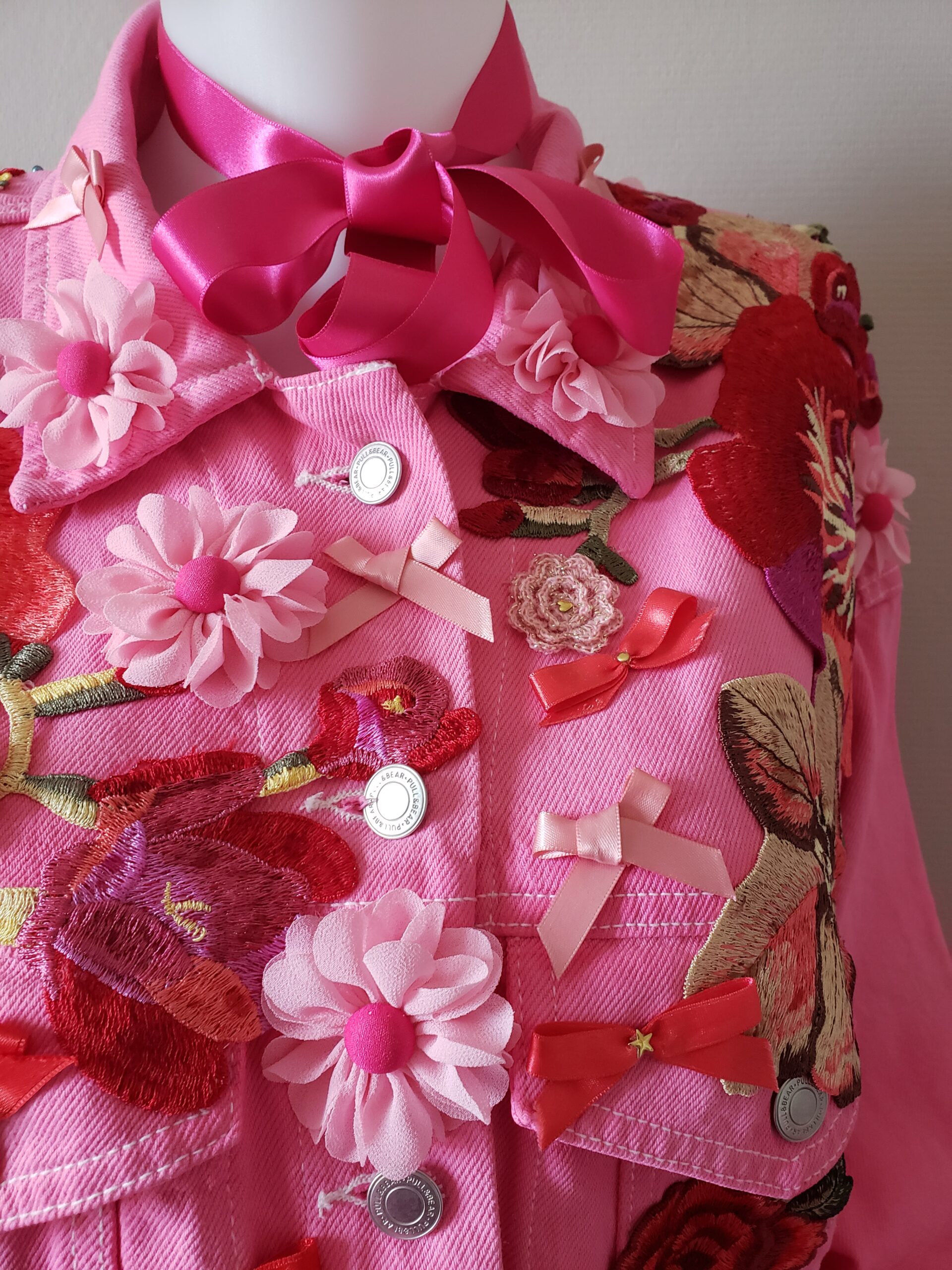 Blouson femme teinté et customisé élégant bonbon fuchsia – vue 4 – création faite main, Fleur et Chuchotement