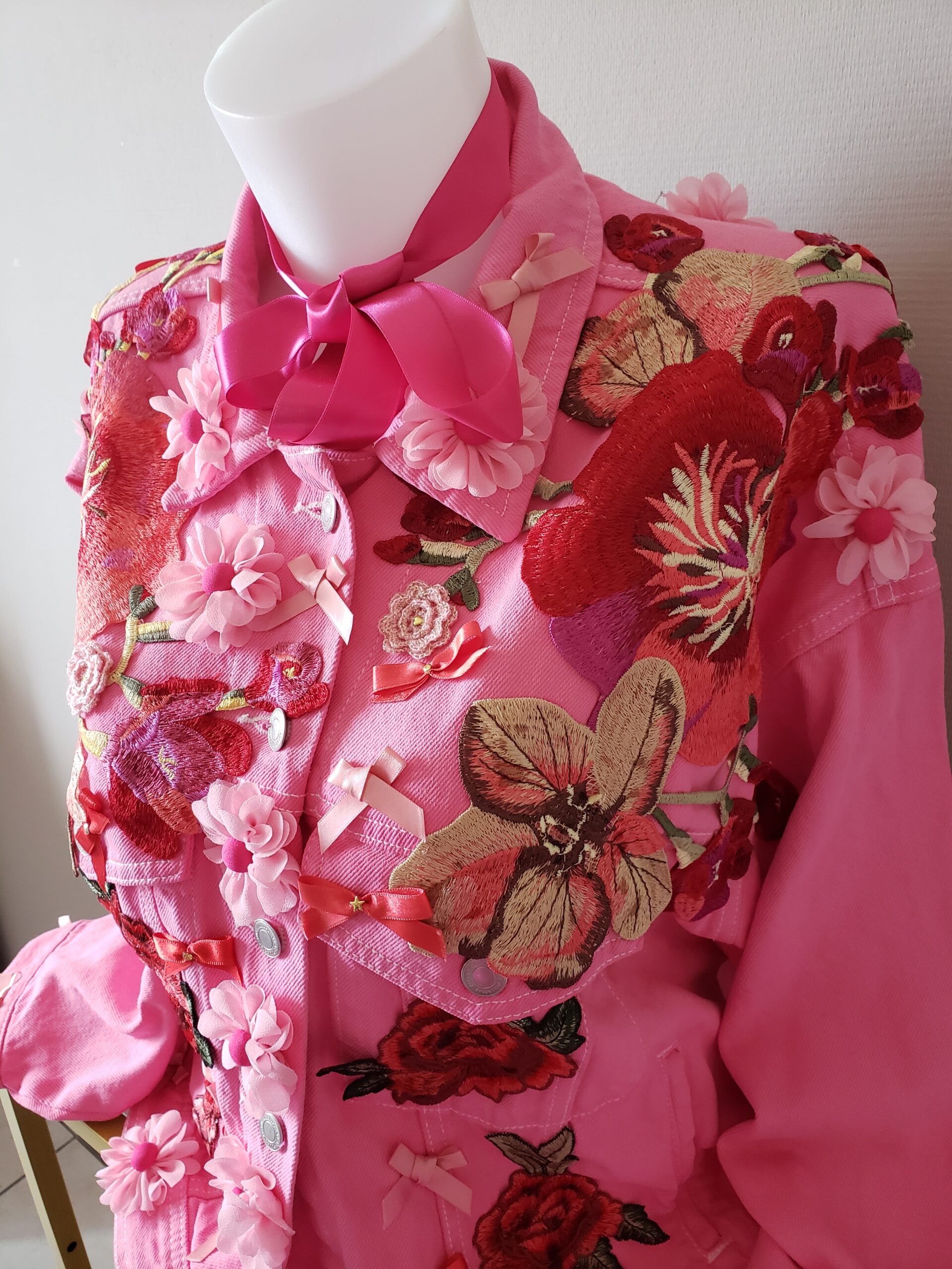 Blouson femme teinté et customisé élégant bonbon fuchsia – vue 5 – création faite main, Fleur et Chuchotement