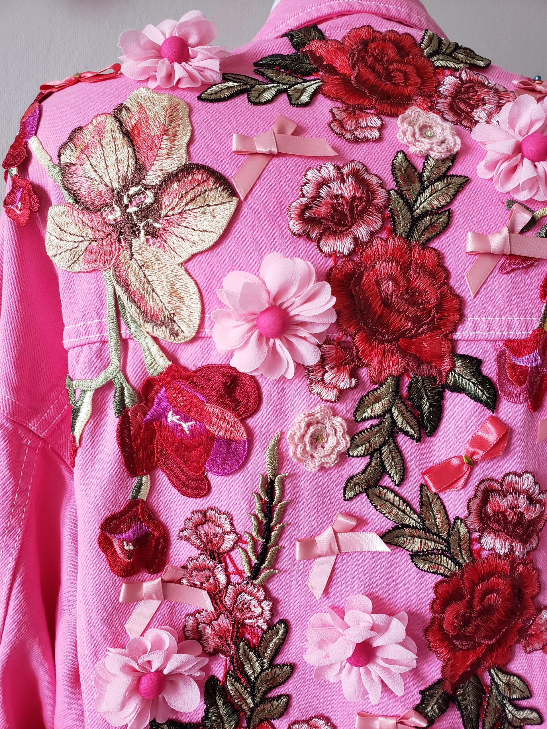 Blouson femme teinté et customisé élégant bonbon fuchsia – vue 6 – création faite main, Fleur et Chuchotement