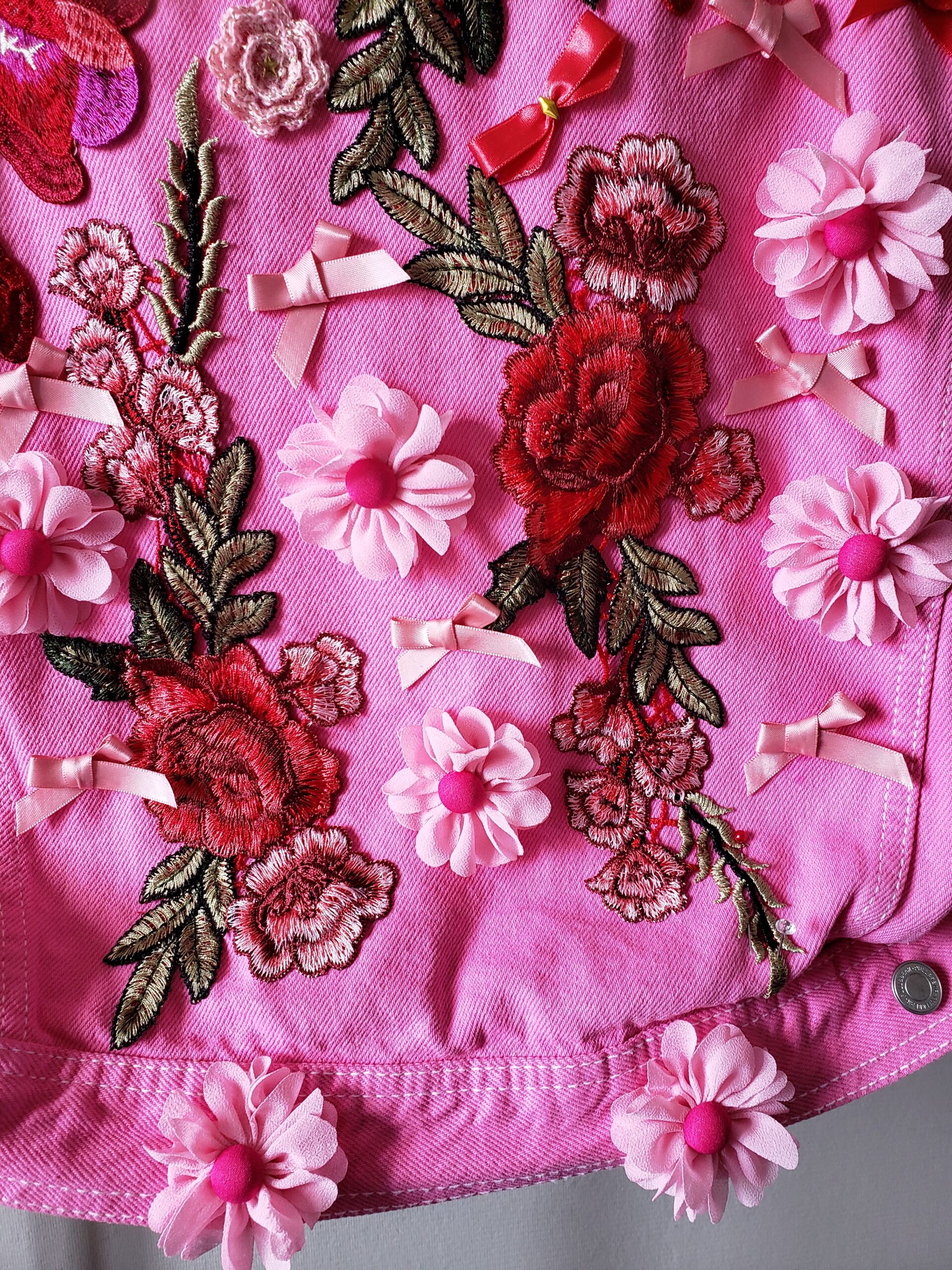 Blouson femme teinté et customisé élégant bonbon fuchsia – vue 2 – création faite main, Fleur et Chuchotement