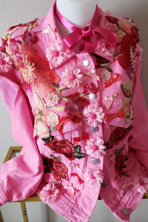 Blouson femme teinté et customisé élégant bonbon fuchsia – création faite main, Fleur et Chuchotement
