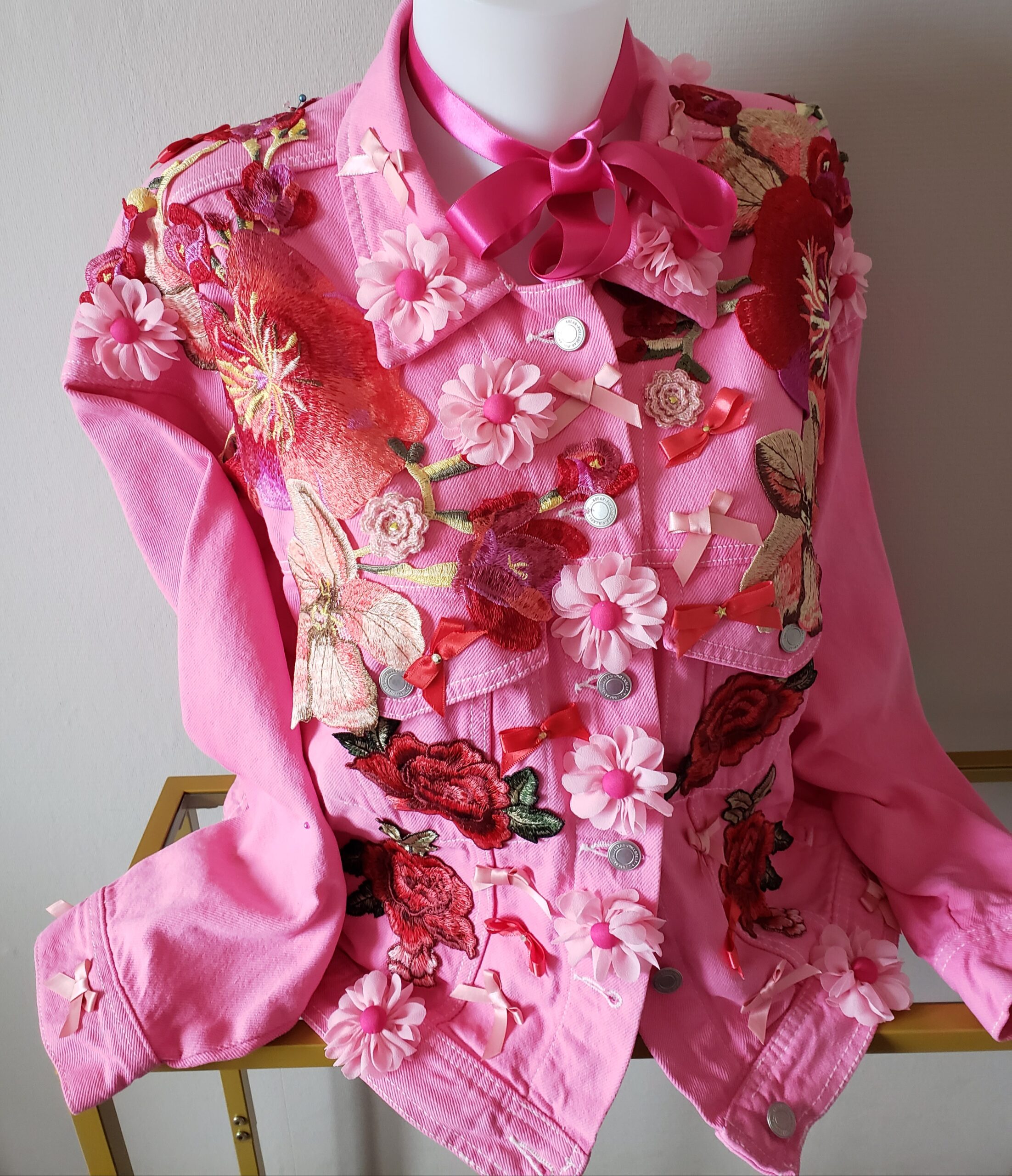 Blouson femme teinté et customisé élégant bonbon fuchsia – création faite main, Fleur et Chuchotement