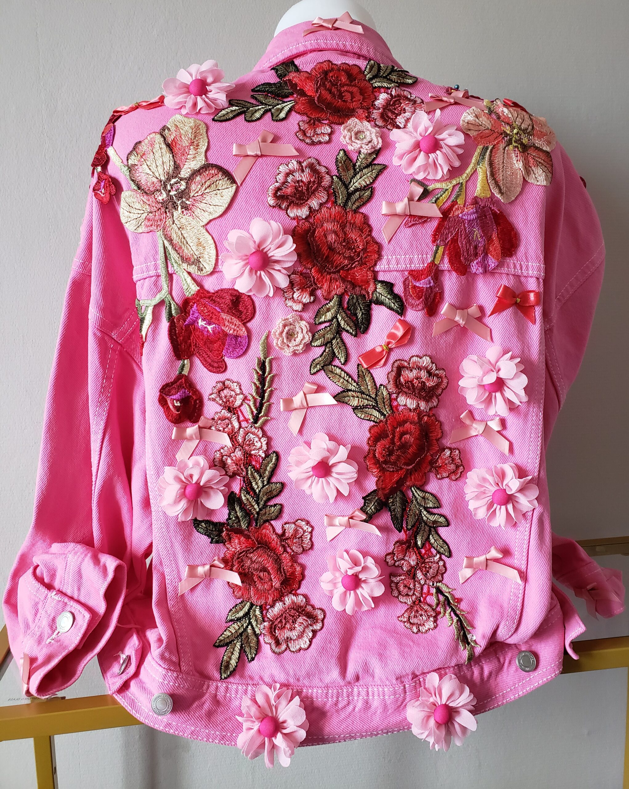 Blouson femme teinté et customisé élégant bonbon fuchsia – vue 7 – création faite main, Fleur et Chuchotement