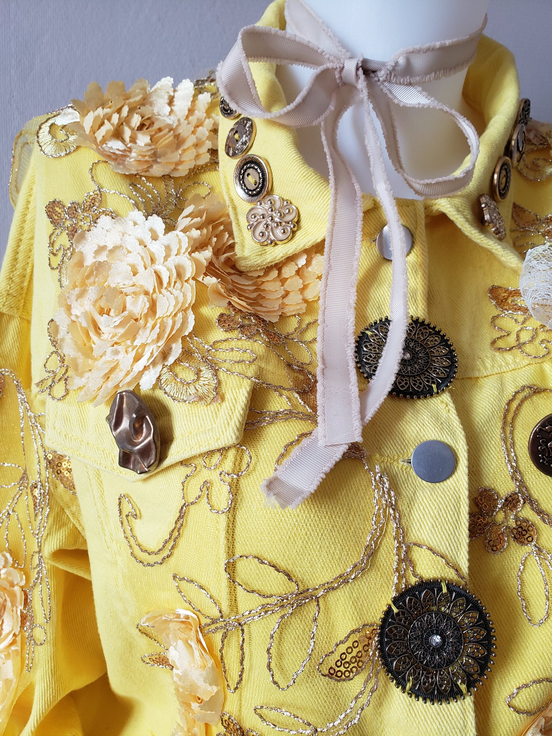 Blouson femme customisé jaune citron chaud – vue 4 – création faite main, Fleur et Chuchotement