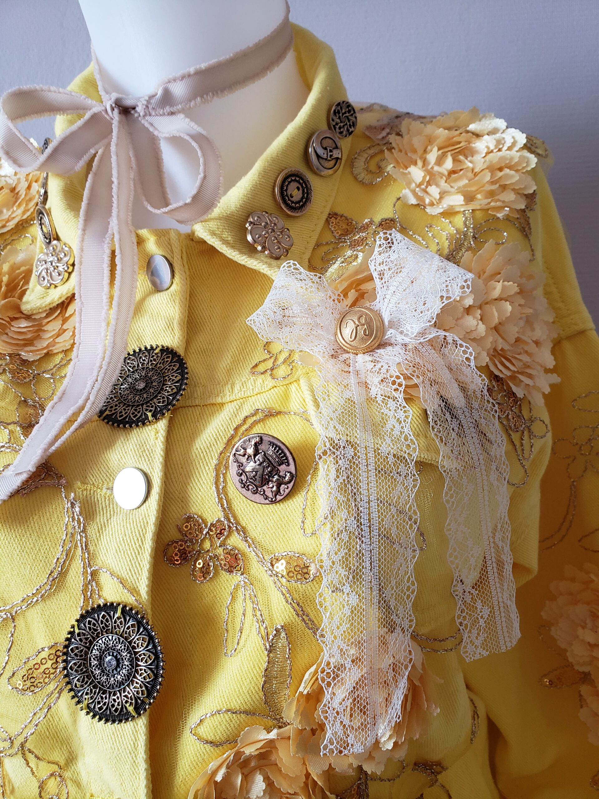 Blouson femme customisé jaune citron chaud – vue 2 – création faite main, Fleur et Chuchotement