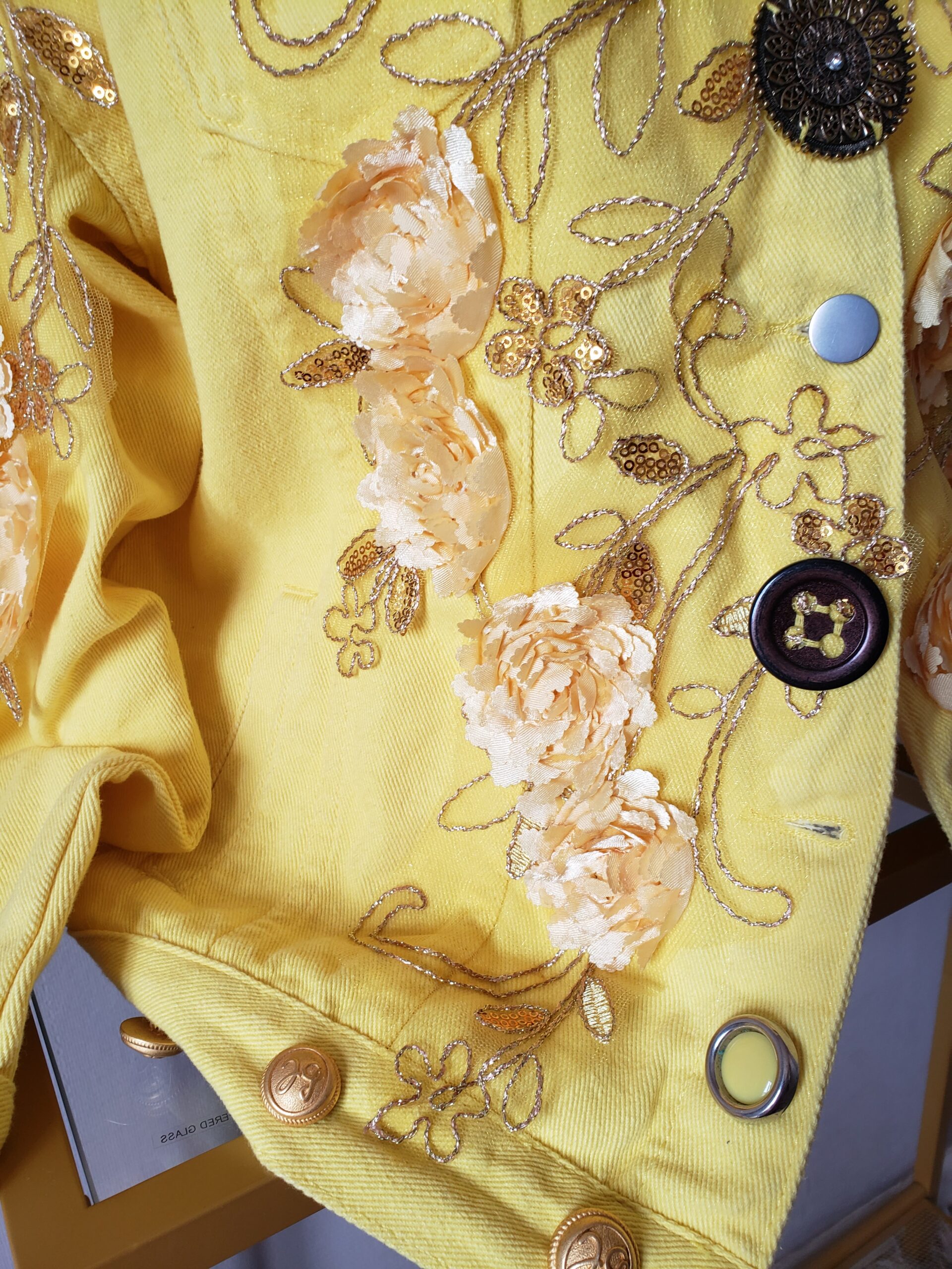 Blouson femme customisé jaune citron chaud – vue 5 – création faite main, Fleur et Chuchotement