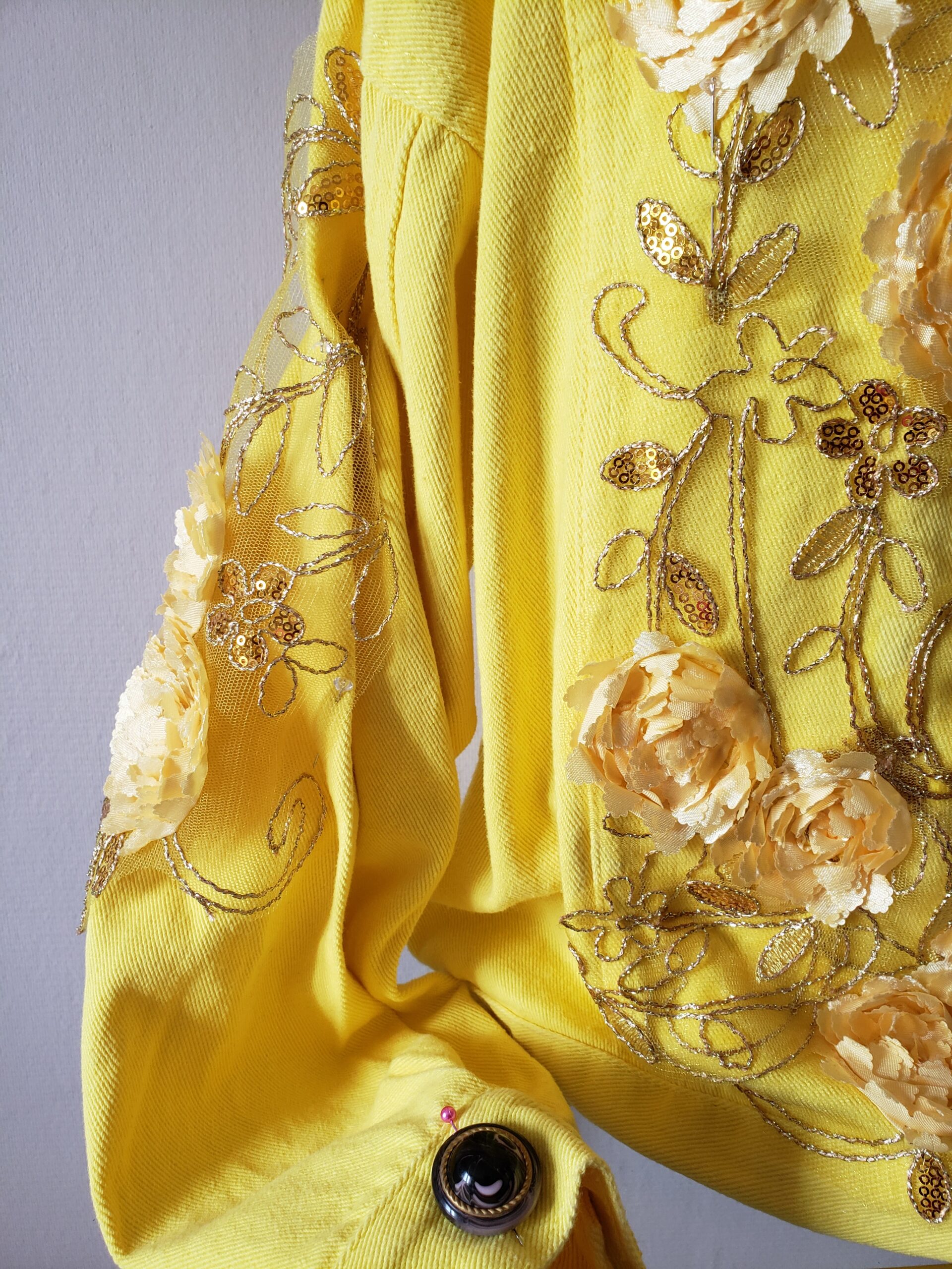 Blouson femme customisé jaune citron chaud – vue 6 – création faite main, Fleur et Chuchotement