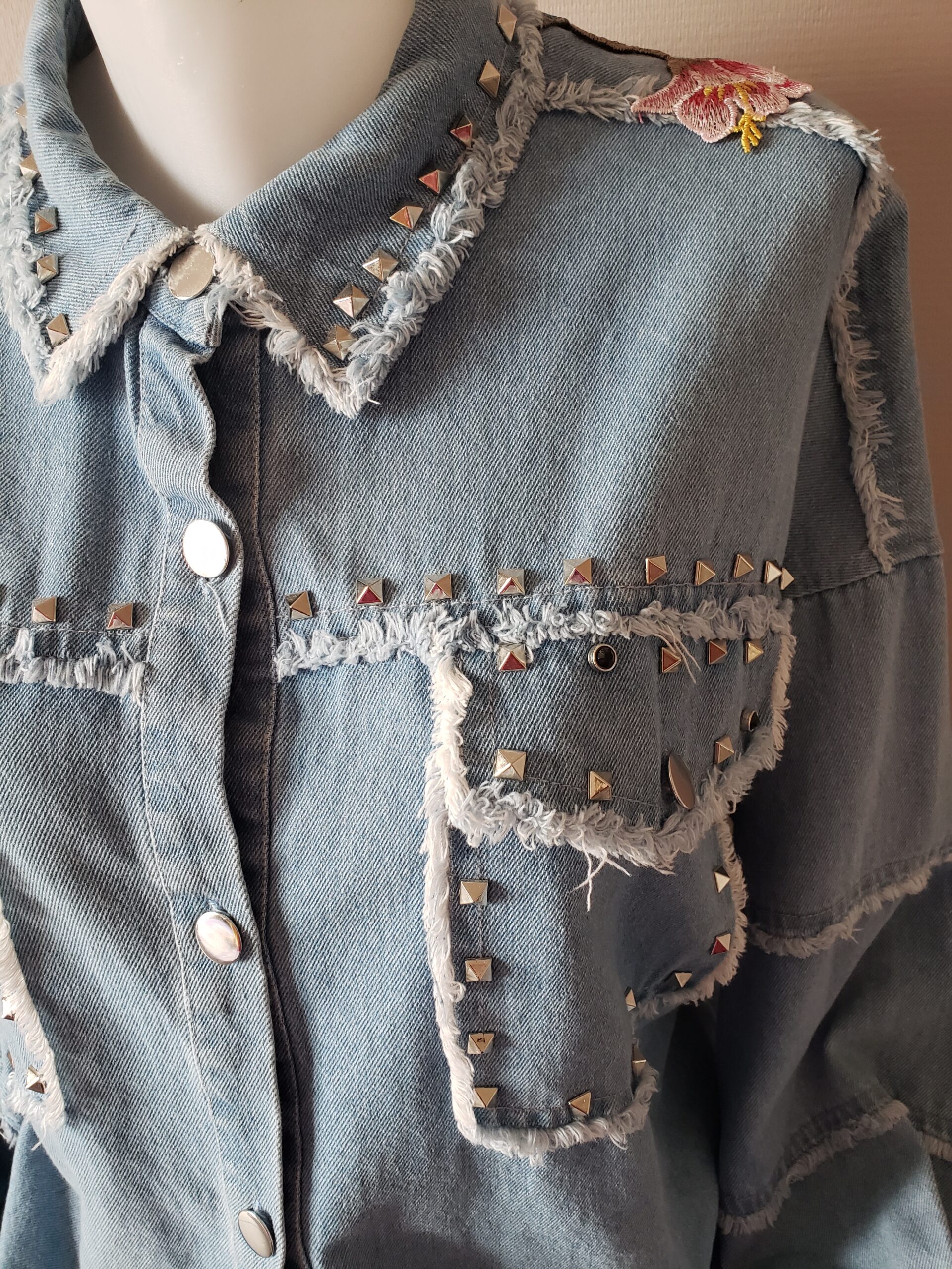 Blouson femme customisé blue jeans classique – vue 6 – création faite main, Fleur et Chuchotement