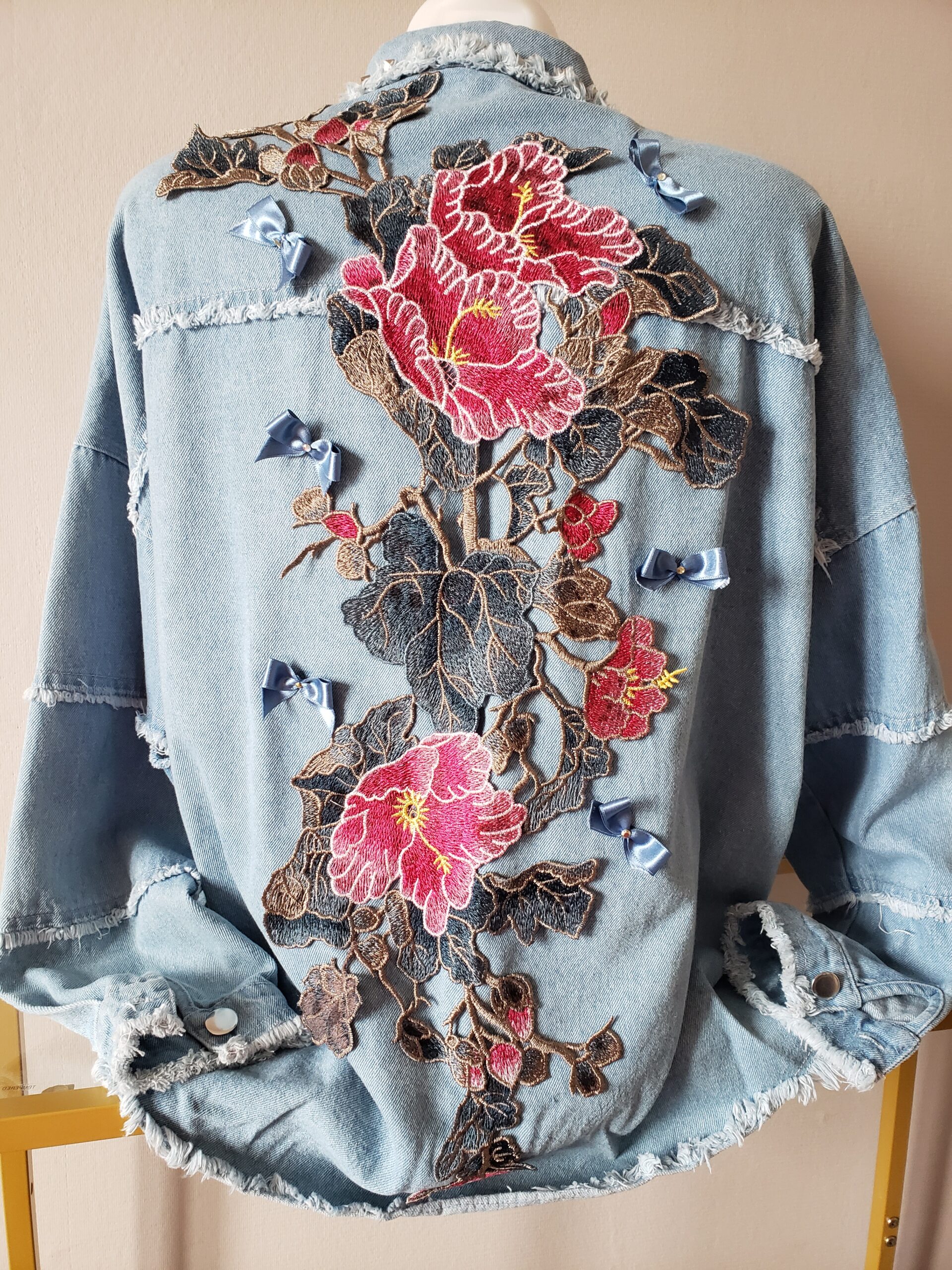 Blouson femme customisé blue jeans classique – vue 2 – création faite main, Fleur et Chuchotement