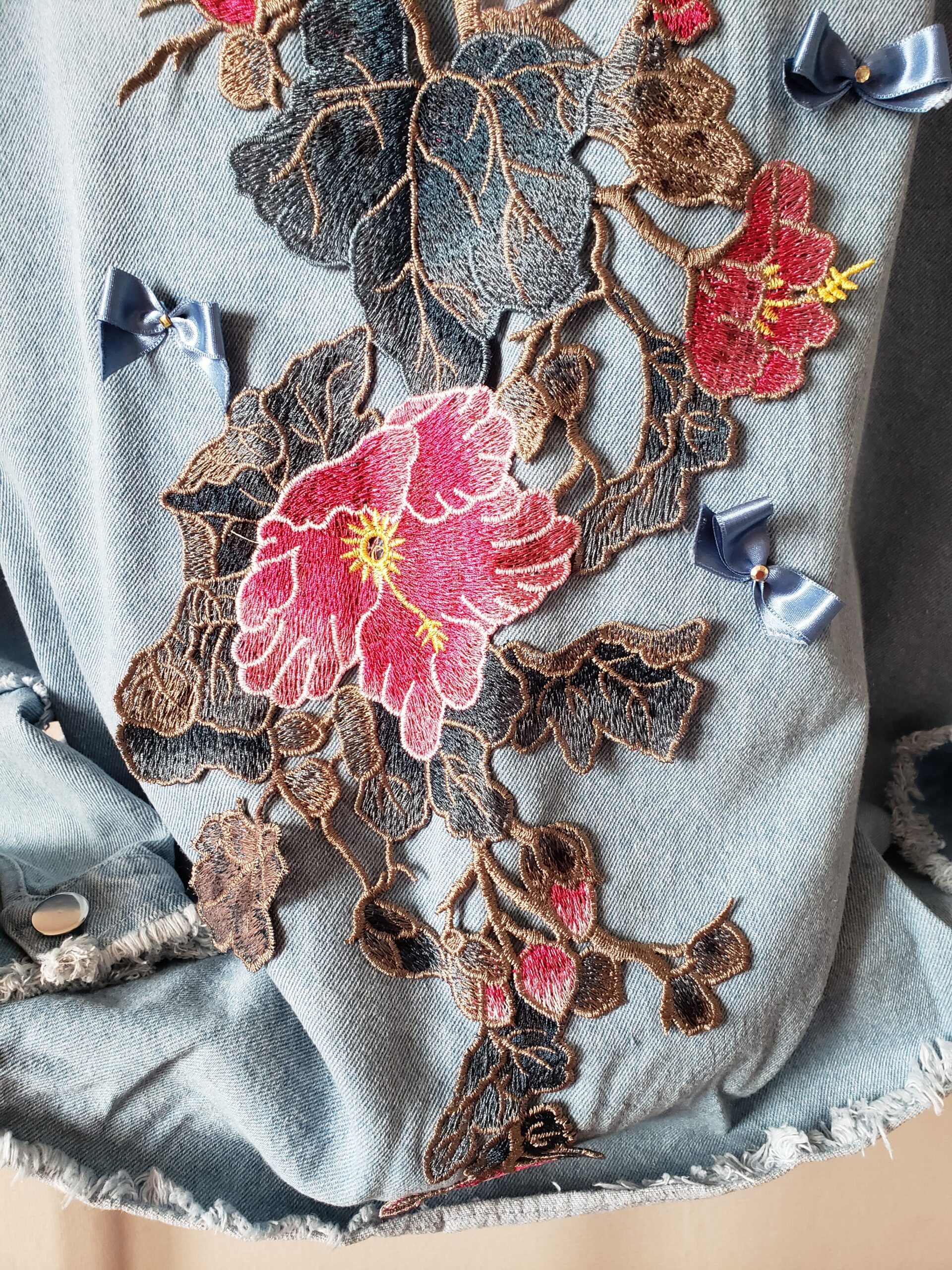 Blouson femme customisé blue jeans classique – vue 3 – création faite main, Fleur et Chuchotement