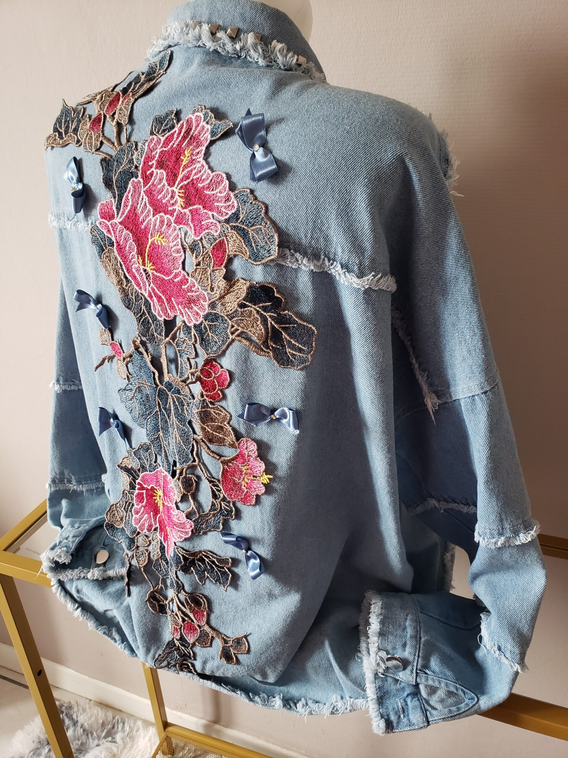 Blouson femme customisé blue jeans classique – vue 4 – création faite main, Fleur et Chuchotement