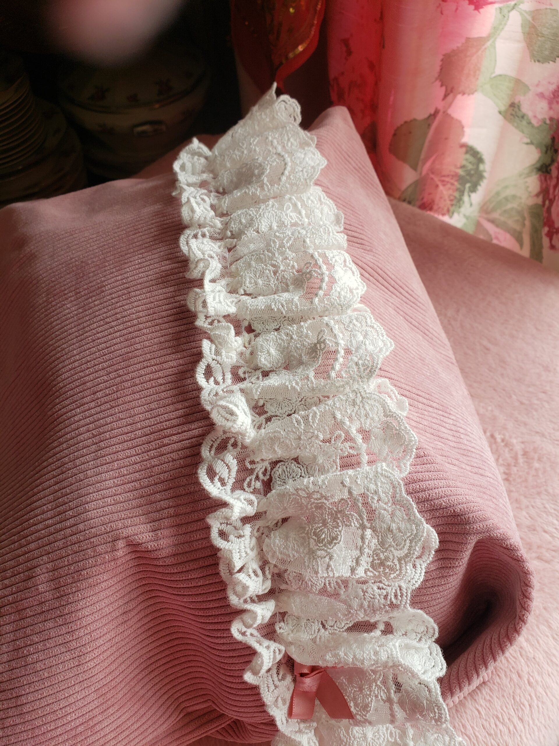 Sac velours rose côtelé juponne dentelle beige – vue 4 – création faite main, Fleur et Chuchotement