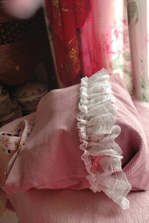 Sac velours rose côtelé juponne dentelle beige – vue 3 – création faite main, Fleur et Chuchotement
