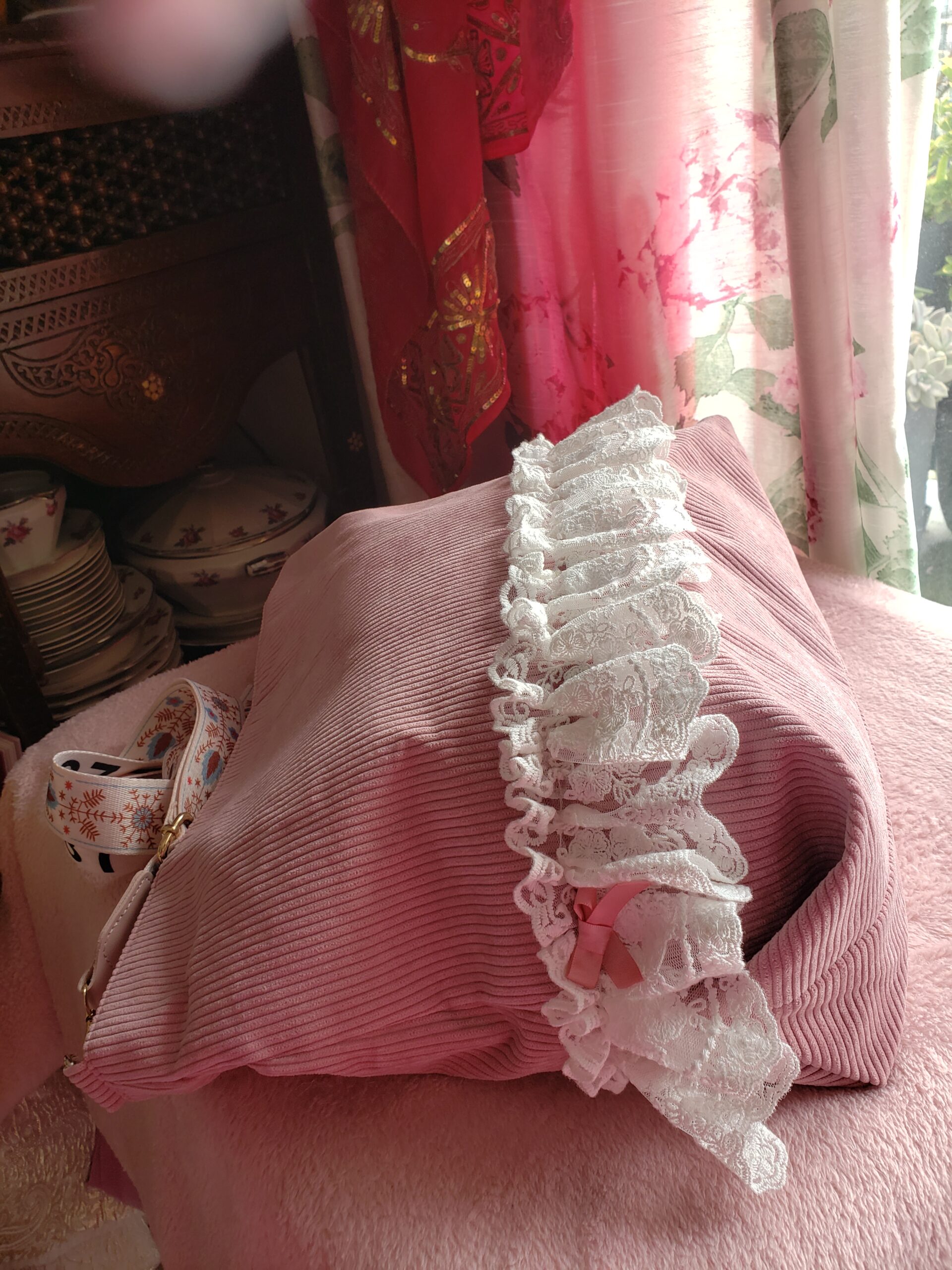 Sac velours rose côtelé juponne dentelle beige – vue 3 – création faite main, Fleur et Chuchotement