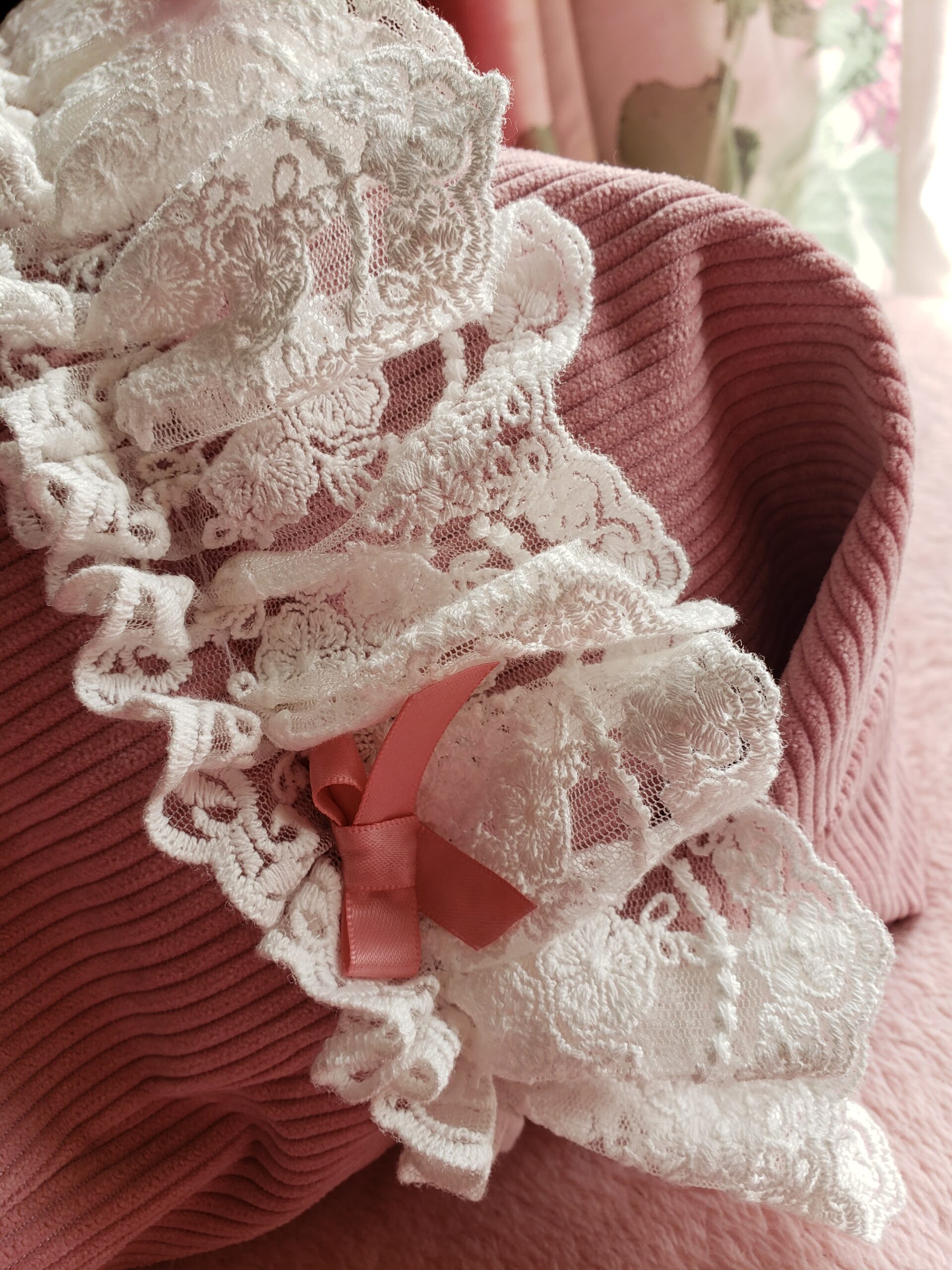 Sac velours rose côtelé juponne dentelle beige – vue 6 – création faite main, Fleur et Chuchotement