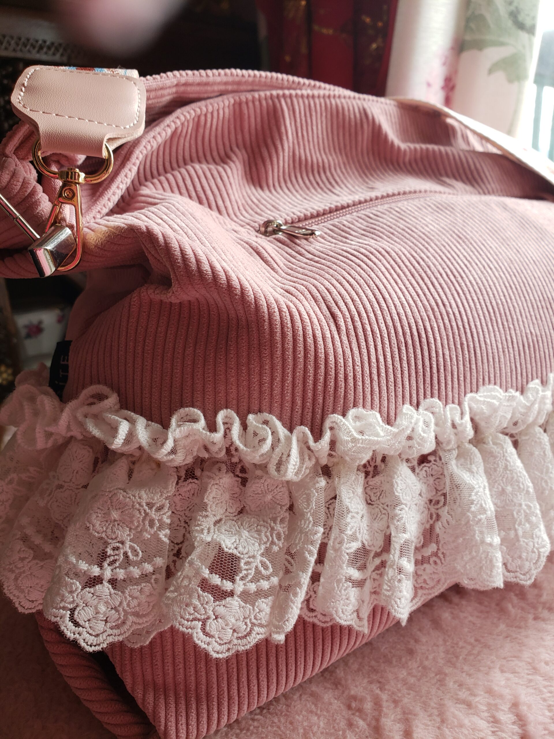 Sac velours rose côtelé juponne dentelle beige – vue 2 – création faite main, Fleur et Chuchotement
