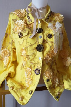 Blouson femme customisé jaune citron chaud – création faite main, Fleur et Chuchotement