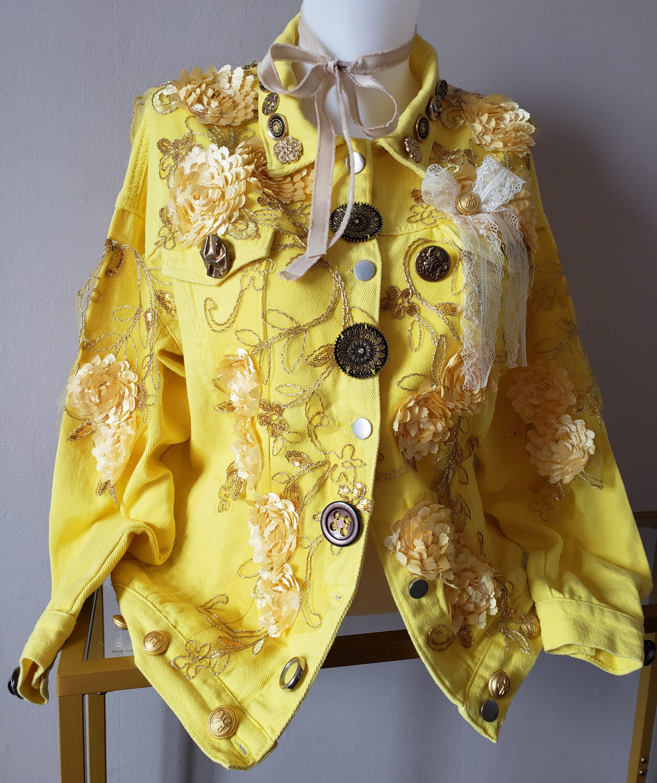 Blouson femme customisé jaune citron chaud – création faite main, Fleur et Chuchotement