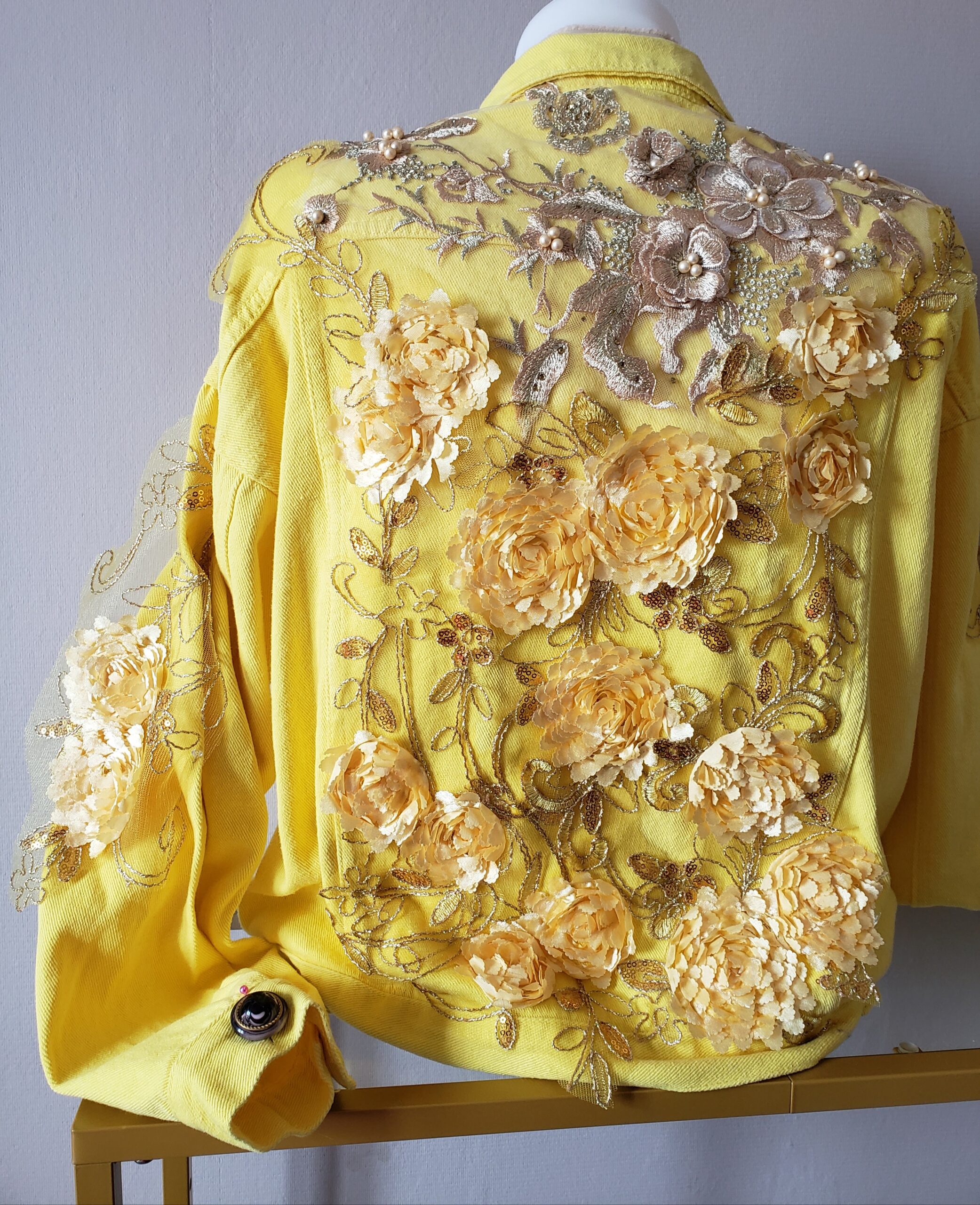 Blouson femme customisé jaune citron chaud – vue 7 – création faite main, Fleur et Chuchotement