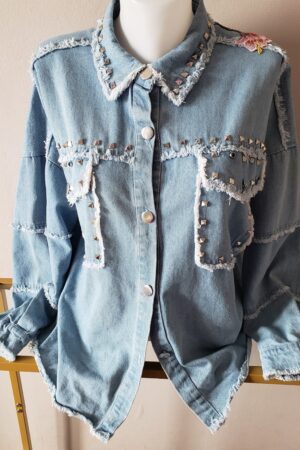 Blouson femme customisé blue jeans classique – création faite main, Fleur et Chuchotement