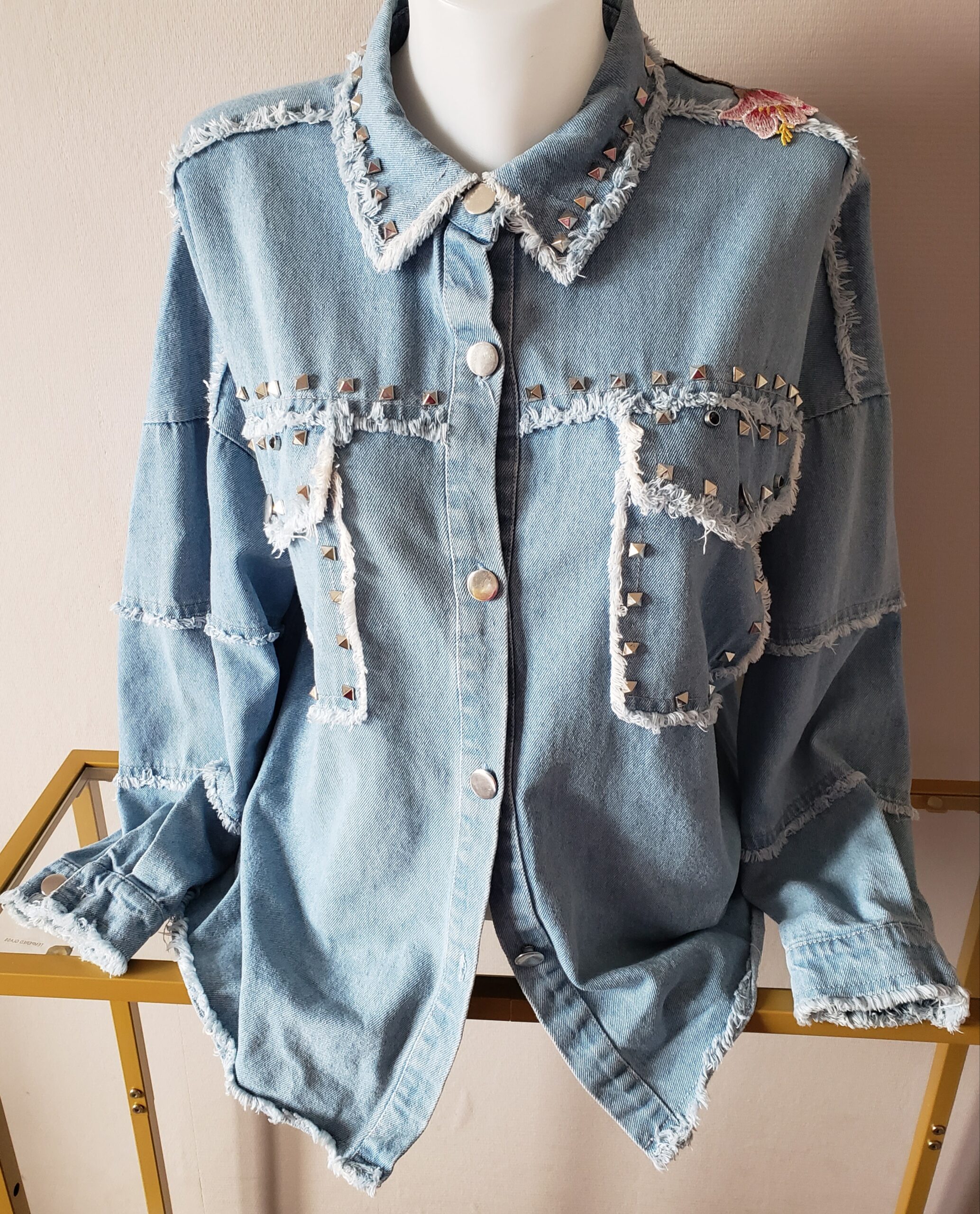 Blouson femme customisé blue jeans classique – création faite main, Fleur et Chuchotement