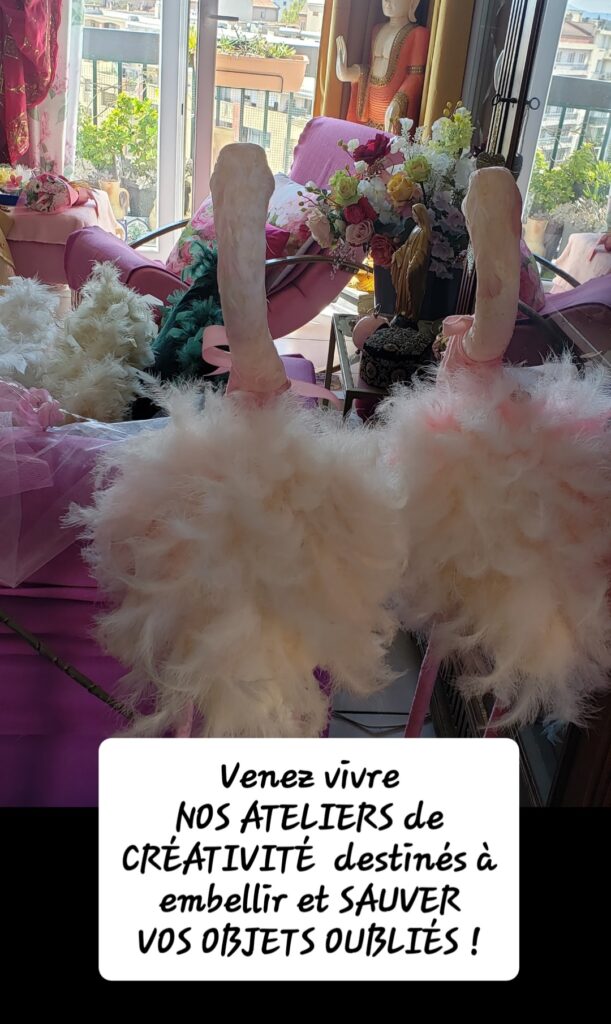 Créations décorées de plumes – « Venez vivre nos ateliers de créativité destinés à embellir et sauver vos objets oubliés »