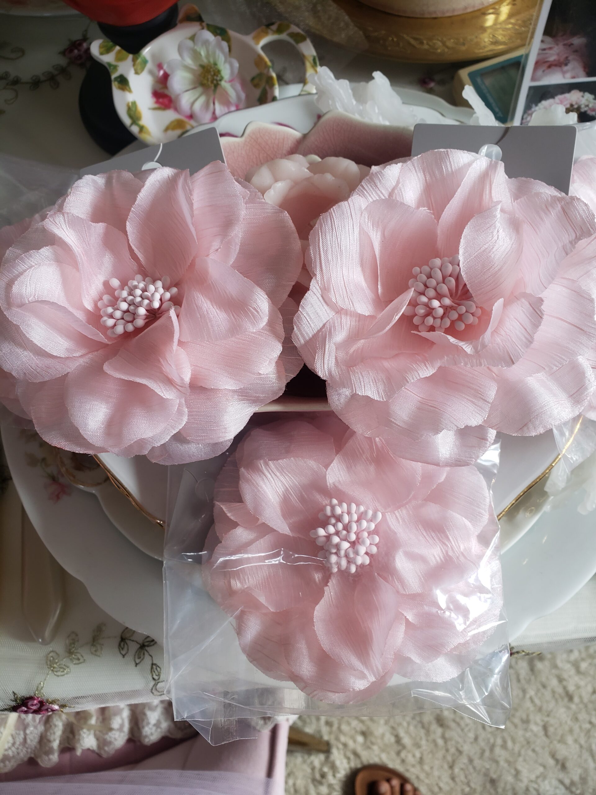 Réf. 75) - ADORABLE FLEUR ROSE EMBLEME "F et C" VINTAGE EN TISSU ROSE – Image 3