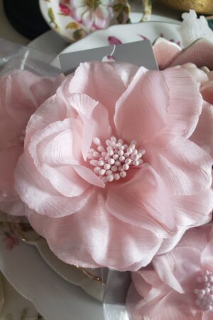 Réf. 75) - ADORABLE FLEUR ROSE EMBLEME "F et C" VINTAGE EN TISSU ROSE