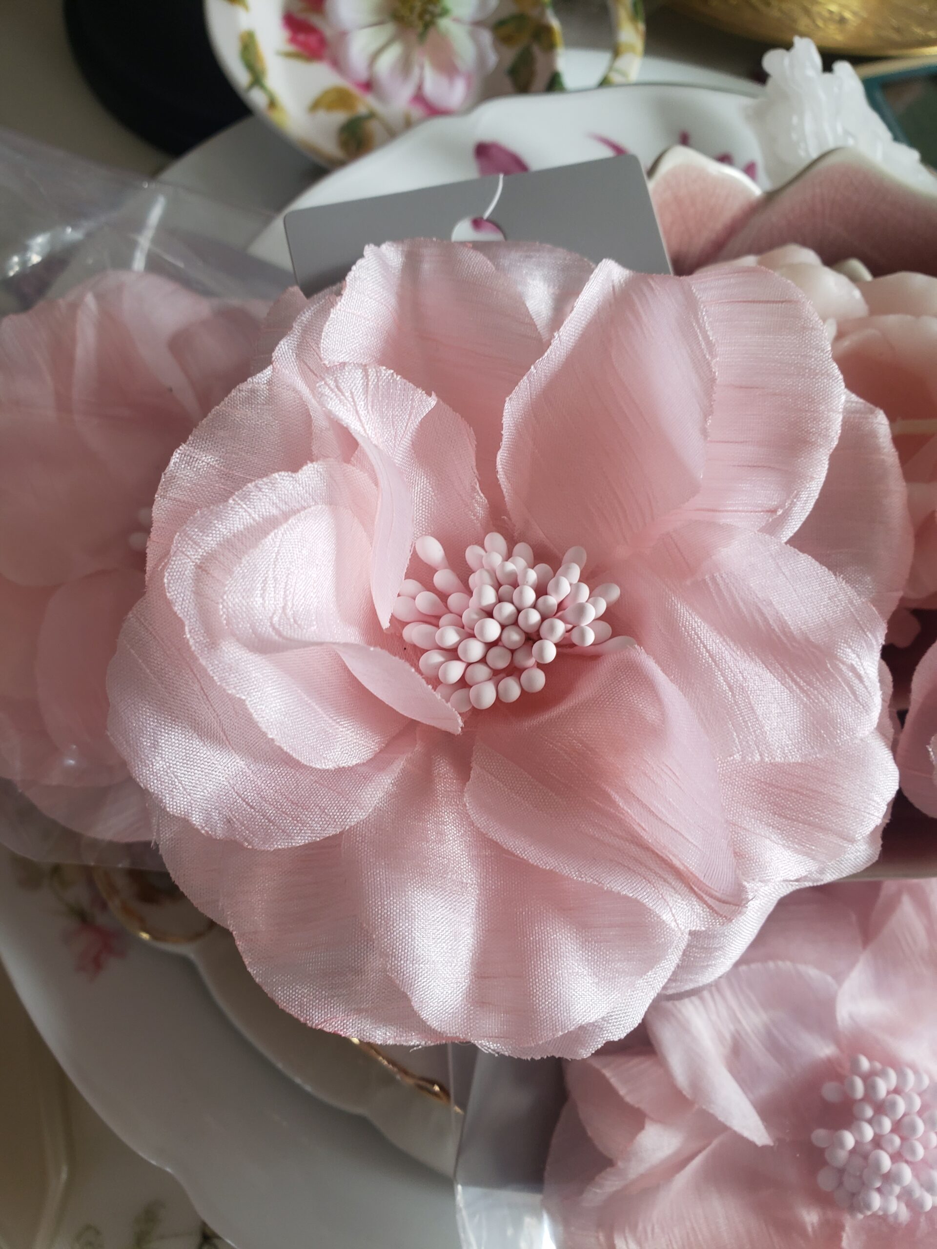 Réf. 75) - ADORABLE FLEUR ROSE EMBLEME "F et C" VINTAGE EN TISSU ROSE