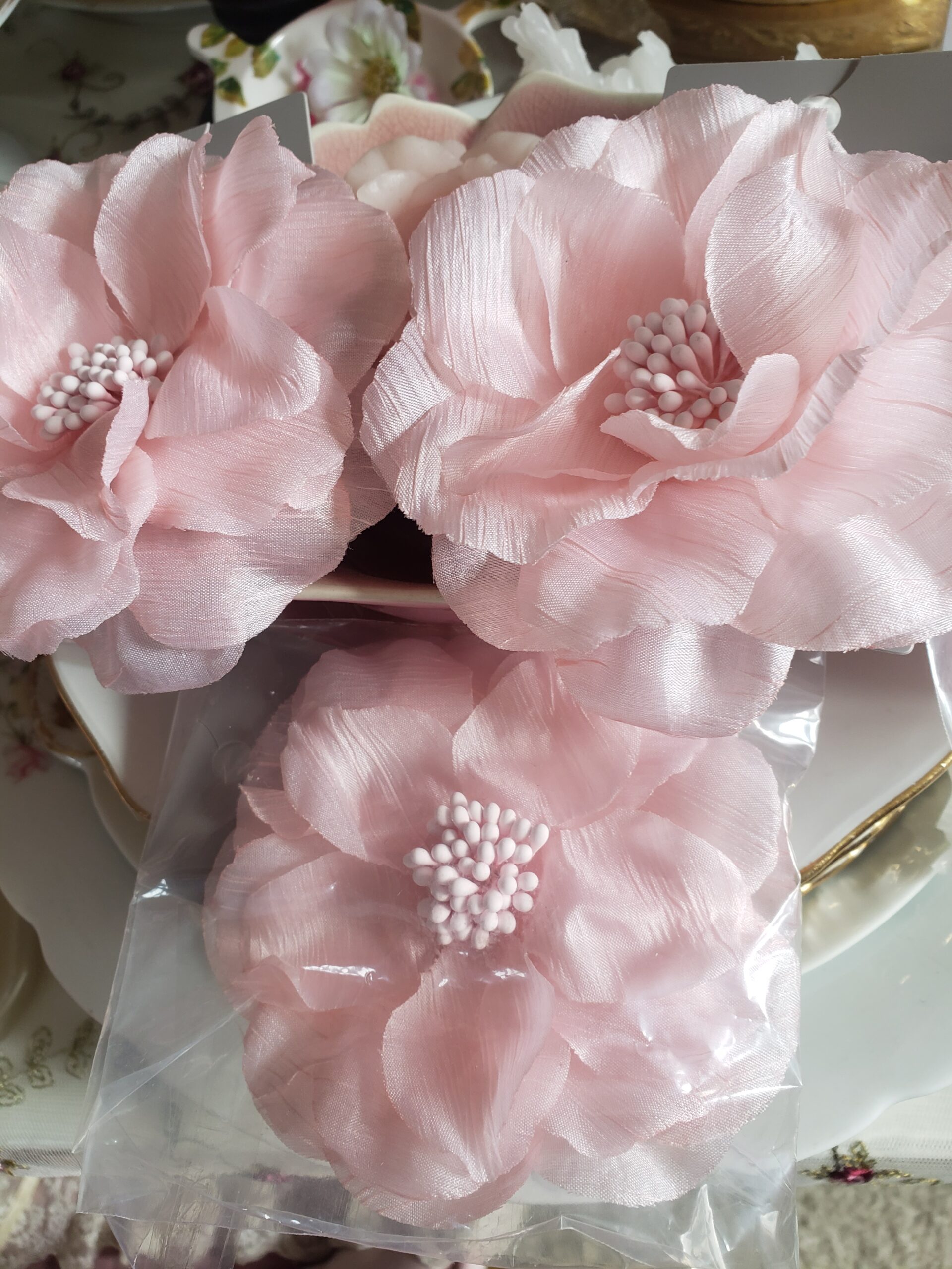 Réf. 75) - ADORABLE FLEUR ROSE EMBLEME "F et C" VINTAGE EN TISSU ROSE – Image 2